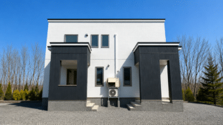 白と黒の外壁を組み合わせたモダンな二階建てオフィス
