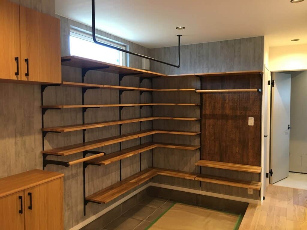 木製棚と収納を備えた玄関土間の造作収納