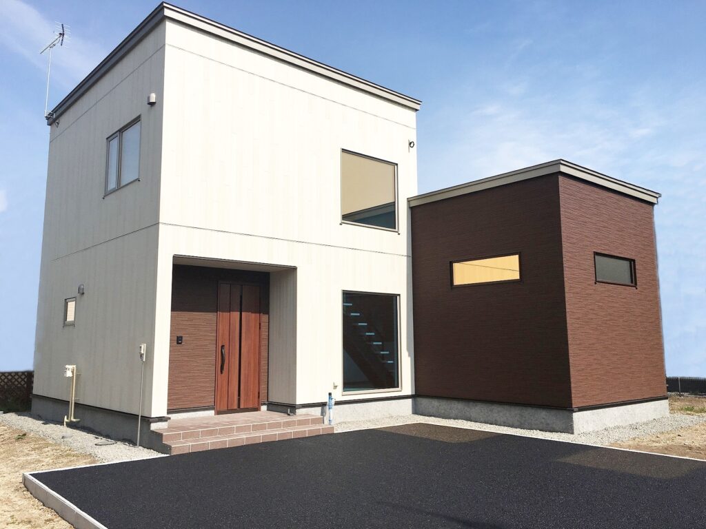白とブラウンの外壁を組み合わせた注文住宅の外観