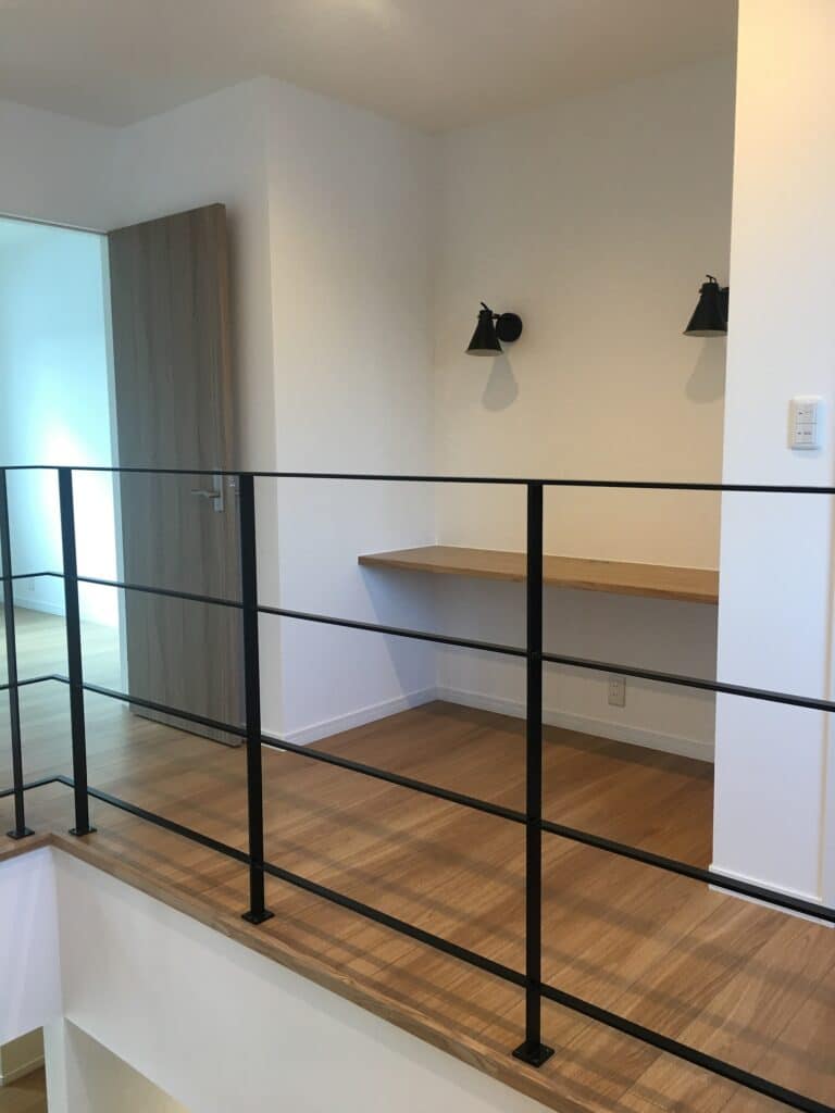 黒い手すりとカウンターがある二階ホール