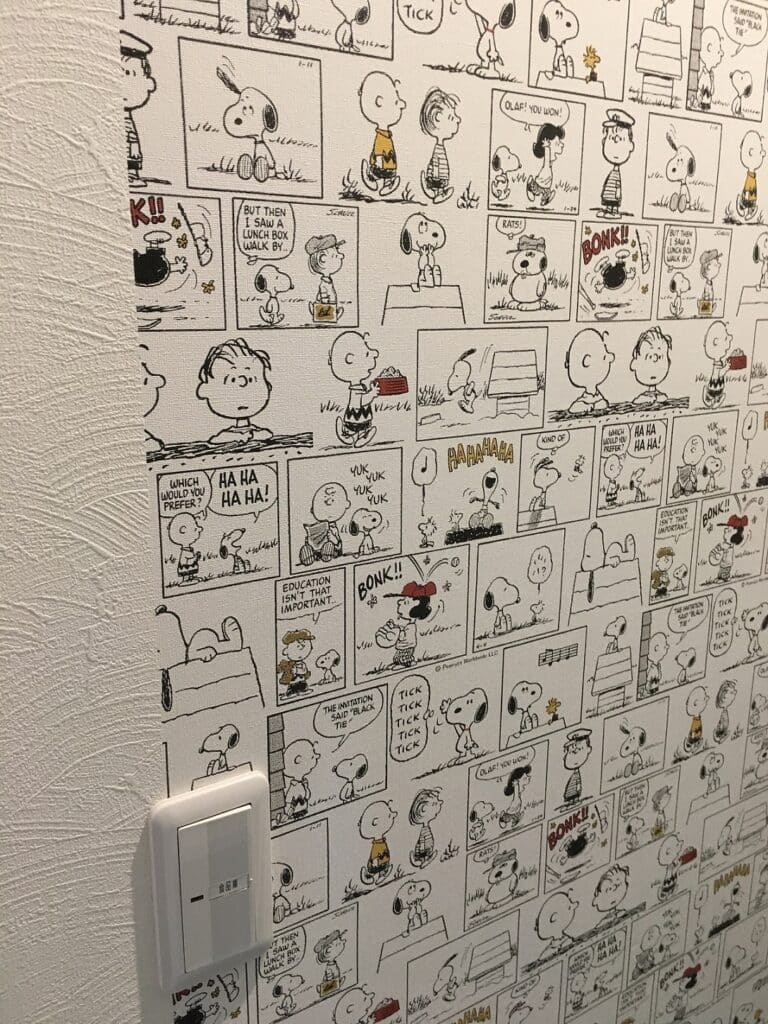 キャラクター柄の壁紙を使った室内の壁