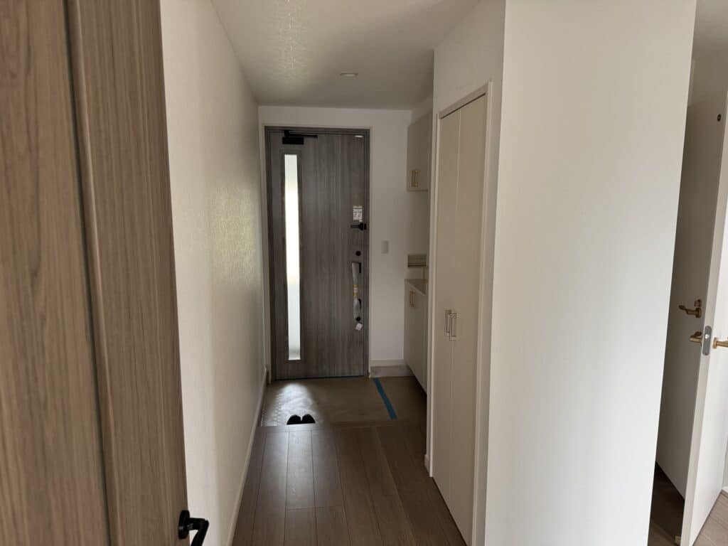 廊下と玄関方向の内観